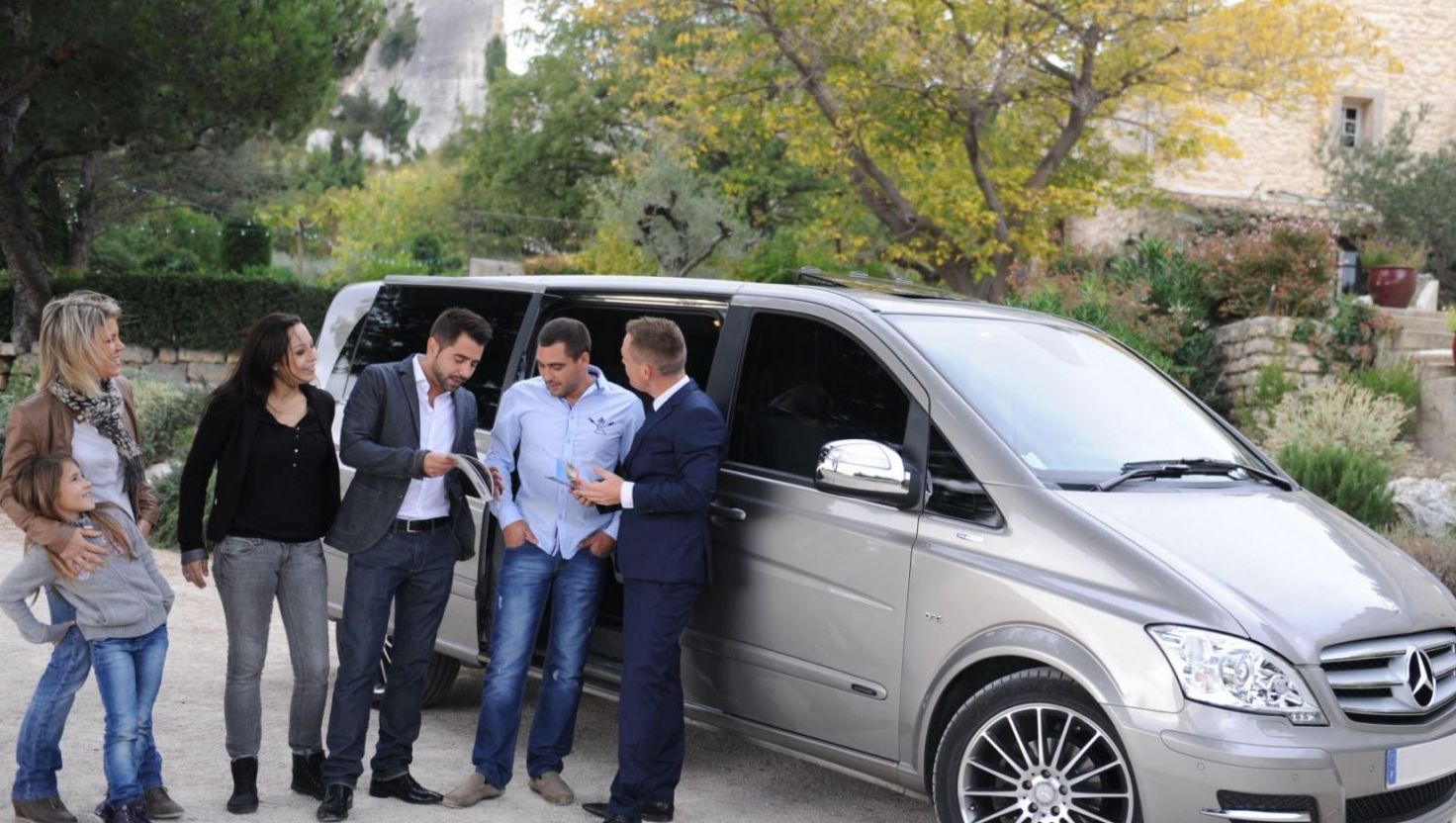 Группа сотрудников в командировке ожидает посадки в микроавтобус